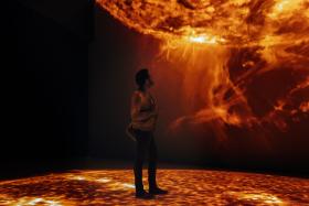 Nowoczesność nad Dunajem

Jednym z najciekawszych miejsc w Linzu jest Ars Electronica Center. To „muzeum przyszłości” stawia na innowację i daje możliwość interakcji z technologiami, których próżno szukać jeszcze na rynku. Muzeum jest w pełni interaktywne i pozwala bawić się instalacjami, testować eksponaty i współtworzyć przestrzeń wystawienniczą. Do innych wartych zobaczenia obiektów, które powstały lub zyskały nowe życie w ostatnich latach, należy też Muzeum Sztuki Lentos, Świat Stali voestalpine stahlwelt i nowoczesne sale koncertowe.