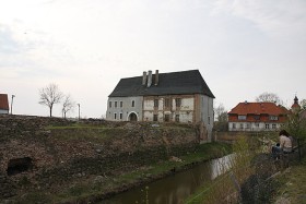 Morąg, jedyne zachowane skrzydło krzyżackiego zamku, odbudowywane dziś przez prywatnego właściciela.