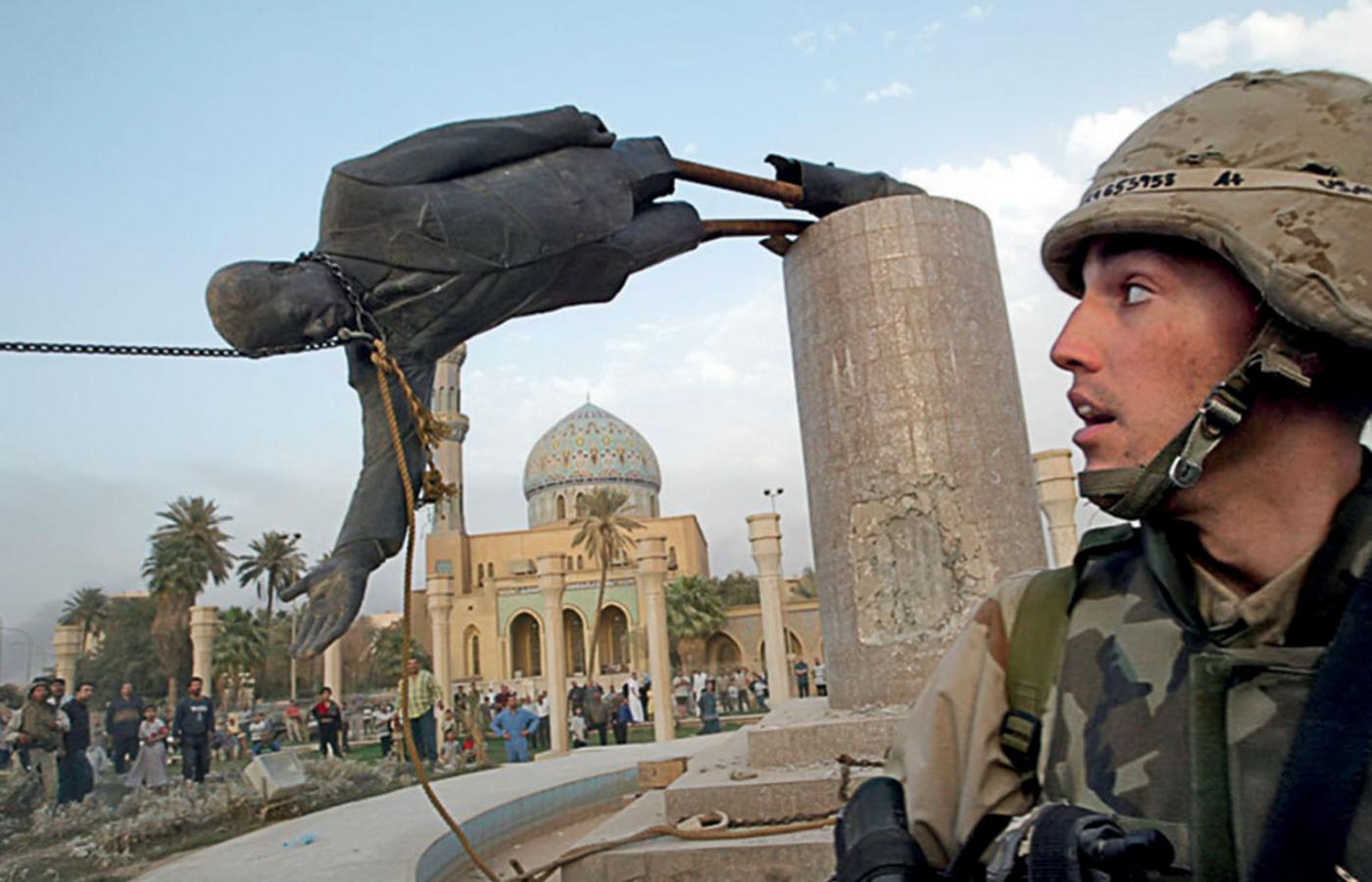 Zniszczony pomnik Saddama Husajna, Bagdad, 2003 r.