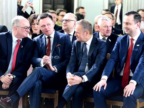 Liderzy partii opozycyjnych: Włodzimierz Czarzasty, Szymon Hołownia, Donald Tusk i Władysław Kosiniak-Kamysz. Debata z okazji 25-lecia konstytucji w Sejmie 2 kwietnia 2022 r.