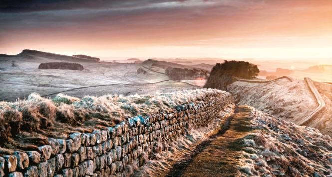 Mur Hadriana. Powstał, żeby oddzielić rzymską Brytanię od barbarzyńskiej Szkocji.