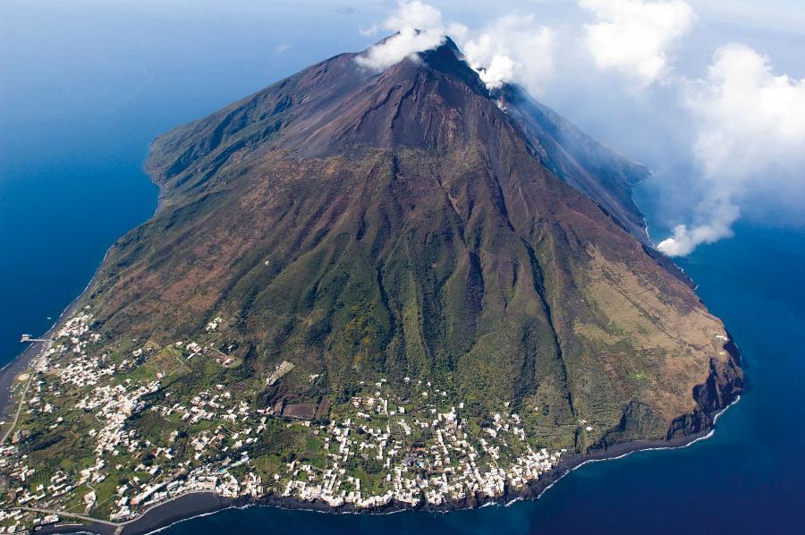 Stromboli z lotu ptaka; całkowita wysokość wulkanu wynosi blisko 3 km, lecz większość góry znajduje się pod wodą.