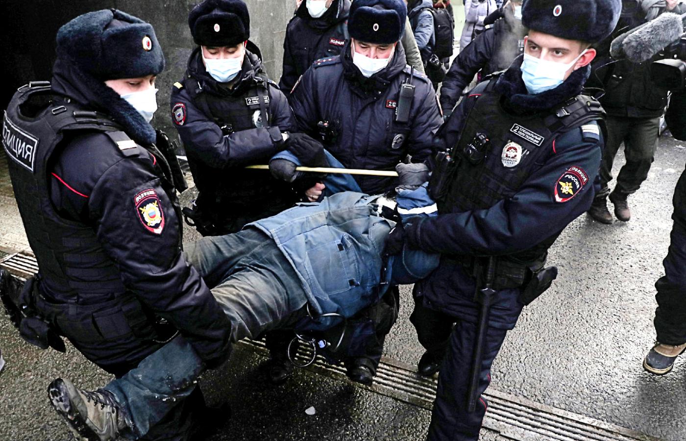 Rosyjskie służby aresztują demonstranta przed sądem. Moskwa, 28 grudnia 2021 r.