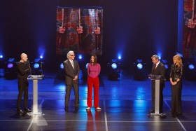 W 2011 roku Paszport w dziedzinie Sztuki Wizualne odbiera Wojciech Bąkowski (pierwszy z lewej), obok niego Piotr Sarzyński i Katarzyna Kozyra.Bąkowski Paszport otrzymał rok wcześniej. Przy tej okazji odbył zabawny dialog z redaktorem naczelnym POLITYKI Jerzym Baczyńskim oraz prowadzącą wspólnie z nim galę Grażyną Torbicką:Bąkowski: Jestem zadowolony z tego, w jaki sposób przyznawane są Paszporty POLITYKI. Zadzwonili do mnie, że jestem nominowany i że mam przyjechać. Przyjechałem i dostałem nagrodę.Baczyński: Jest jeszcze niespodzianka. Wyjedzie Pan na tygodniowy pobyt do Korei...Bąkowski: Do Północnej? Baczyński: Tam nie zapraszamy. A nagrodę ufundował osobiście prezes Samsunga.Baczyński: Mamy jeszcze jedno pytanie. To jest chyba najmniej zdefiniowana dyscyplina. Jest Pan poetą filmowcem, grafikiem, rysownikiem, autorem słuchowisk, muzykiem. Czy wciąż Pan szuka środka własnego wyrazu?Bąkowski: Rzeczywiście, rozkraczyłem się z tym, ale dobrze mi z tym.