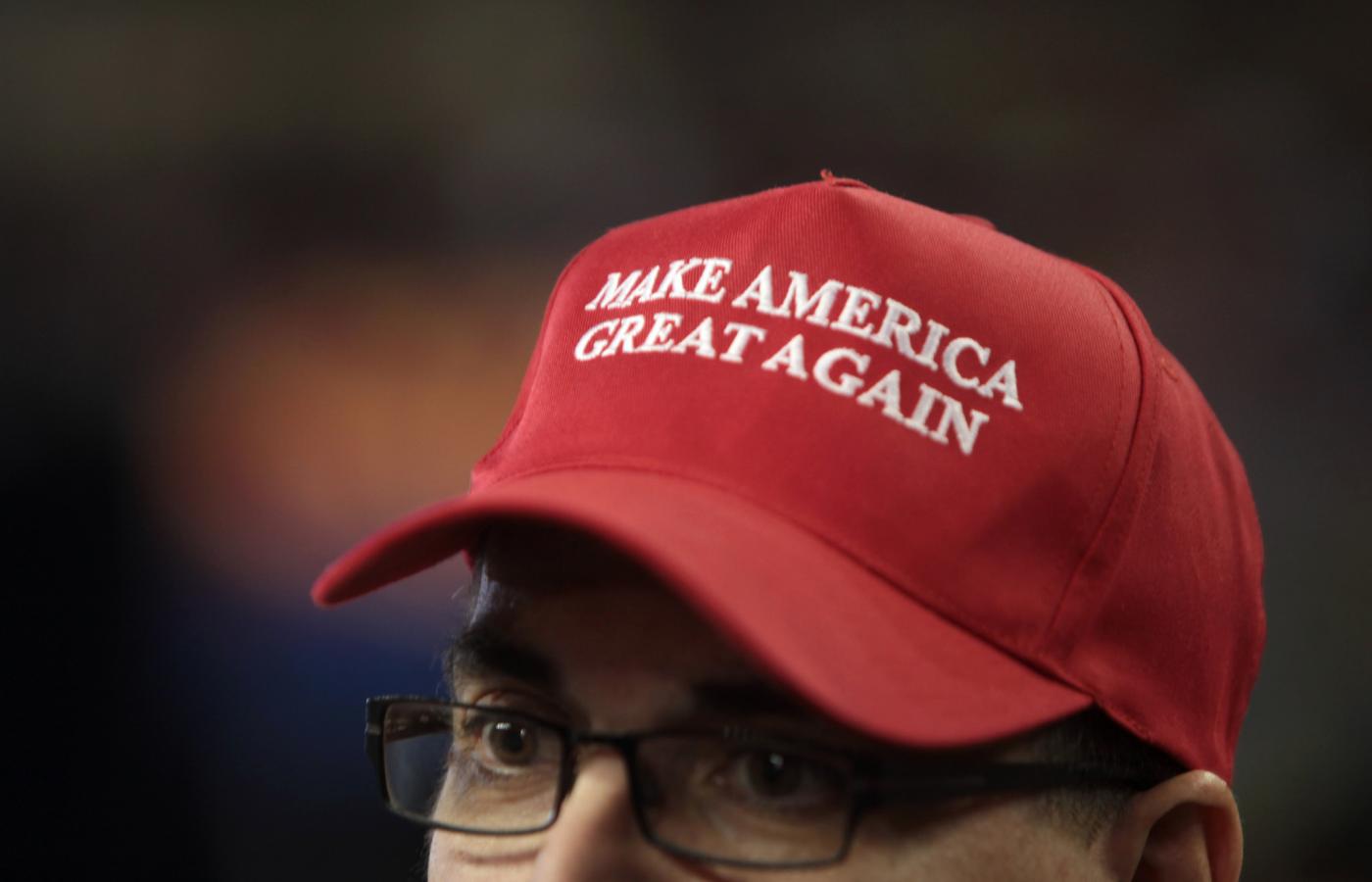 Czapeczka z napisem „Make America Great Again” stała się symbolem rozpoznawczym Trumpa i jego zwolenników.