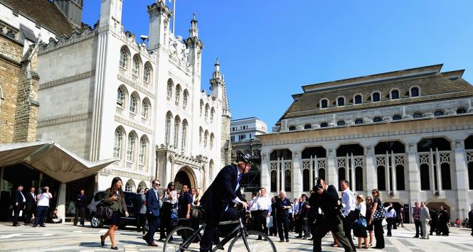 Nawet na uroczystość wręczenia Pucharu UEFA Boris Johnson, burmistrz, który chciał zroweryzować Londyn, przyjechał na dwóch kółkach.