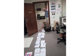 Redaktor Mojkowski i dyrektor artystyczna FORUM Małgorzata Śliwińska układają kolejny numer pisma...