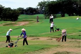 Dawne pola uprawne zamienia się na pola golfowe przygotowywane z myślą o bogatych turystach.