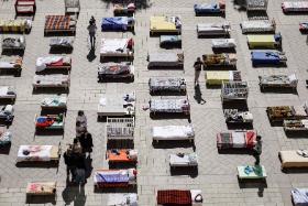 Puste łóżka symbolizujące porwanych. Jerozolima, 30 października.