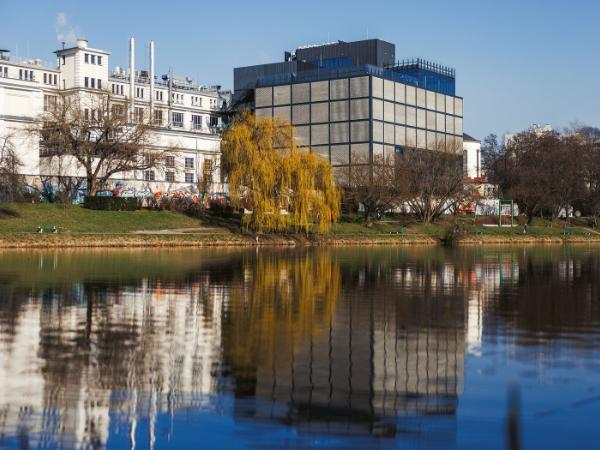 O Muzeum Fabryka Czekolady E.Wedel myślano już od dawna. Otwarte we wrześniu ma bajeczne wprost położenie: nad Jeziorkiem Kamionkowskim, ze spektakularnymi widokami na pobliski zabytkowy Park Skaryszewski i wciąż pnące się w górę centrum.