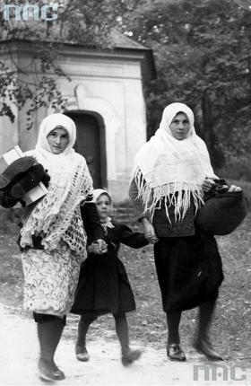 Mieszkanki Górnego Śląska w połowie ubiegłego wieku. Regionalność nie jest ciężarem do niesienia. Do lokalnej tradycji i gwary można podejść na wesoło i twórczo.