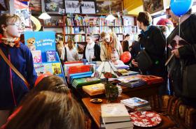 Pegaz, Choszczno, ul. Wolności 171. Dlaczego warto prowadzić księgarnię kameralną?Księgarnie niezależne – bo książka potrzebuje rozmowy, dyskusji. Co z tego, że lektura nas wzruszy, poruszy, rozjuszy nawet, jeżeli nie ma komu o tym powiedzieć. My jesteśmy właśnie po to, żeby polecić, wysłuchać. Pogadać po prostu. Nasi goście tego potrzebują, my tego potrzebujemy. Akt czytania uzupełniony jest wymianą myśli. Internet i sieci to tylko namiastka i handel.2. Skąd pomysł na taką, a nie inną nazwę księgarni? Pegaz, tak jak książka, wskazuje nowe drogi, jest wolny, niezależny. Jest piękny. Powyższe zdjęcie zostało zrobione 24 kwietnia 2016 roku. Z okazji Światowego Dnia Książki w niedzielę odwiedziło nas około 1500 gości. Miasto liczy 16000 mieszkańców. — Tomasz i Maria Mińscy.