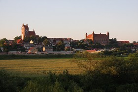 Gniew - panorama miasta, z lewej – gotycki kościół pw. św. Mikołaja, z prawej zamek krzyżacki z XIII w.