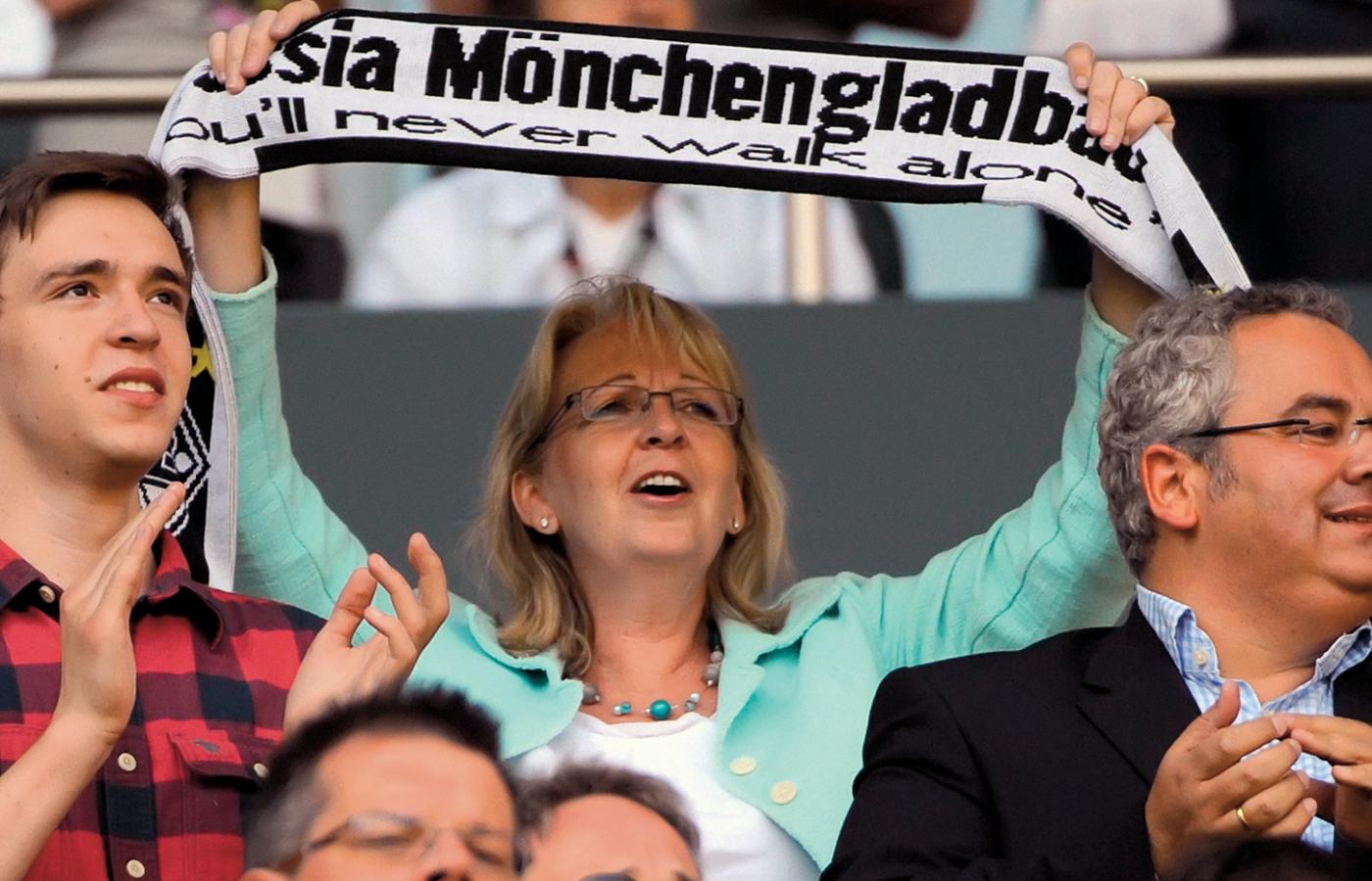Hannelore Kraft od 30 lat kibicuje Borussii Mönchengladbach i w klubowym szaliku szaleje na trybunach.