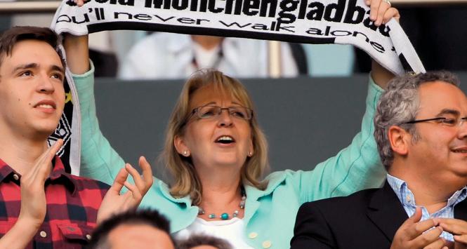 Hannelore Kraft od 30 lat kibicuje Borussii Mönchengladbach i w klubowym szaliku szaleje na trybunach.