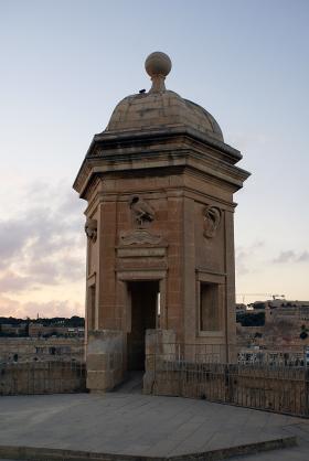 Chyba najczęściej fotografowany zabytek na Malcie – gardiola (wieża obserwacyjna) na murach Sanglei, ozdobiona symbolami czujności.