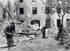 Żołnierze niemieccy na podwórku warszawskiej kamienicy