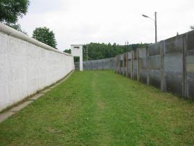 Mur miał 700 m długości i stanął pięć lat później niż berliński.