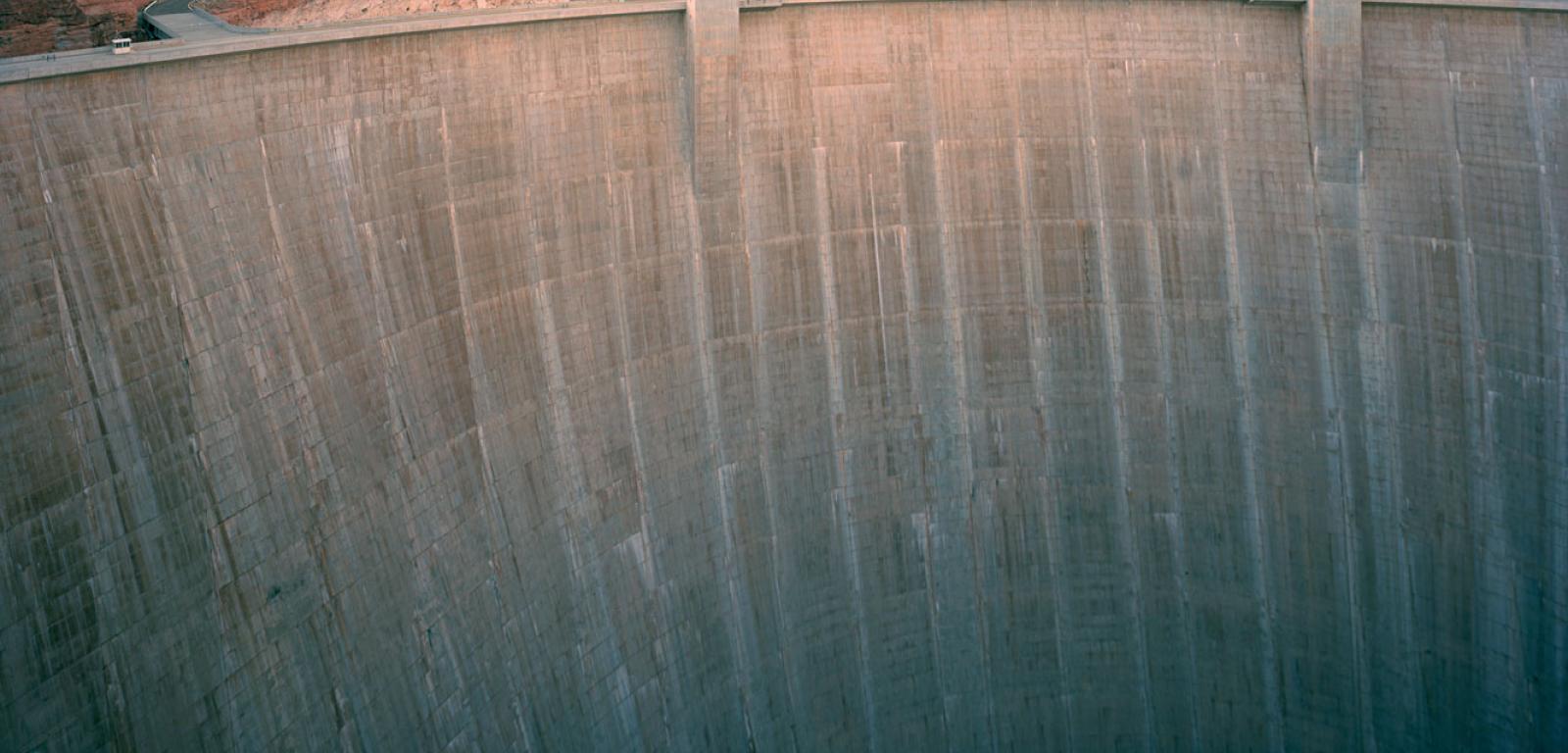 Zapora Glen Canyon Dam w Arizonie produkuje energię elektryczną, wykorzystując wodę zgromadzoną w Zbiorniku Powella, drugim pod względem rozmiarów sztucznym jeziorze w USA.