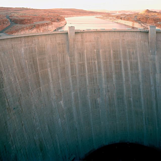 Zapora Glen Canyon Dam w Arizonie produkuje energię elektryczną, wykorzystując wodę zgromadzoną w Zbiorniku Powella, drugim pod względem rozmiarów sztucznym jeziorze w USA.
