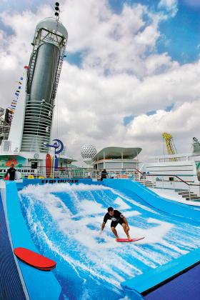 Freedom of the Seas. Pokładowa rozrywka dla surferów.