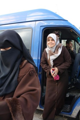 Różne style: na pierwszym planie kobieta w nikabie, z tyłu w hidżabie.