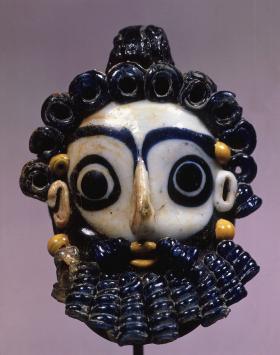 Główka - amulet ze szkła to typowy przykład sztuki fenickiej i kartagińskiej, III w. p.n.e.