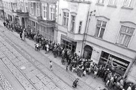 Z entuzjazmem wolne soboty przyjął handel, dyżurowały tylko niektóre placówki spożywcze,
przed którymi ustawiały się gigantyczne kolejki. Na fot. Grudziądz, 1984 r.