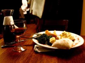 „Najważniejszą sprawą w dobieraniu wina do potraw z różnych kuchni jest to, aby taka mieszanka nam najzwyczajniej w świecie smakowała.”