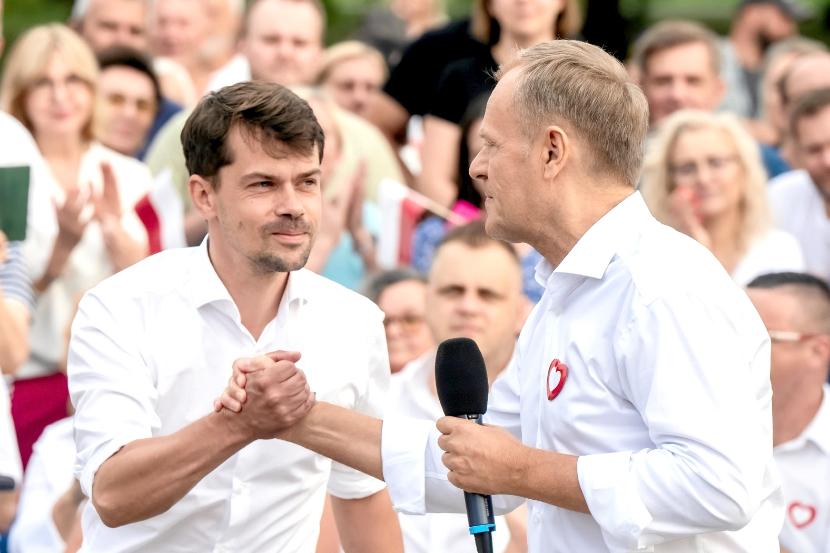Michał Kołodziejczak i Donald Tusk na wiecu we Włocławku