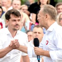 Michał Kołodziejczak i Donald Tusk na wiecu we Włocławku