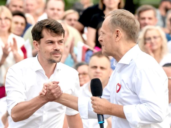 Michał Kołodziejczak i Donald Tusk na wiecu we Włocławku