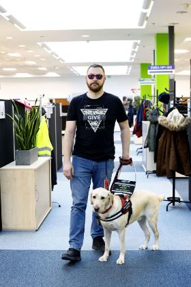 Arbuza, niespełna trzyletniego labradora, głaskać nie należy, gdyż nie powinien lgnąć do nieznajomych, tylko skupić się na byciu oczami Michała.