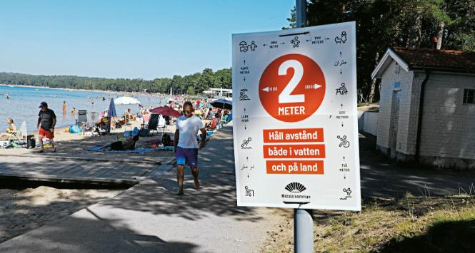 W mediach społecznościowych krąży żart, że Szwedzi nie muszą się już trzymać pandemicznej zasady 2 m odstępu i mogą wrócić do zwyczajowych 5 m.
