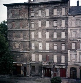 a okna sprzyjające komunikacji i ucieczce zostaja zaślepione