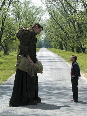 'Duża ryba', 2003. Powraca Tim Burton jakiego cenimy. Film jest ekranizacją powieści Daniela Wallacea 'Big Fish: A Novel of Mythic Proportions'. Opowieść o ojcu i synu. Oraz o różnicy między blagierem a wizjonerem.