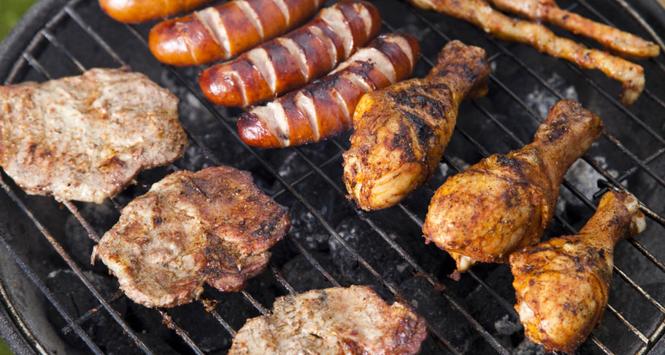 Polacy wciąż jedzą mięsa dużo. Najwięcej wieprzowiny: w 2012 r. aż 39 kg na rok na osobę. Do tego dochodzi 1,8 kg wołowiny i 26 kg drobiu.