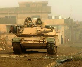 Czołg Abrams w Iraku. Tak obrazek, tyle że z kobietami na wierzyczce, nie będzie nikogo dziwił.