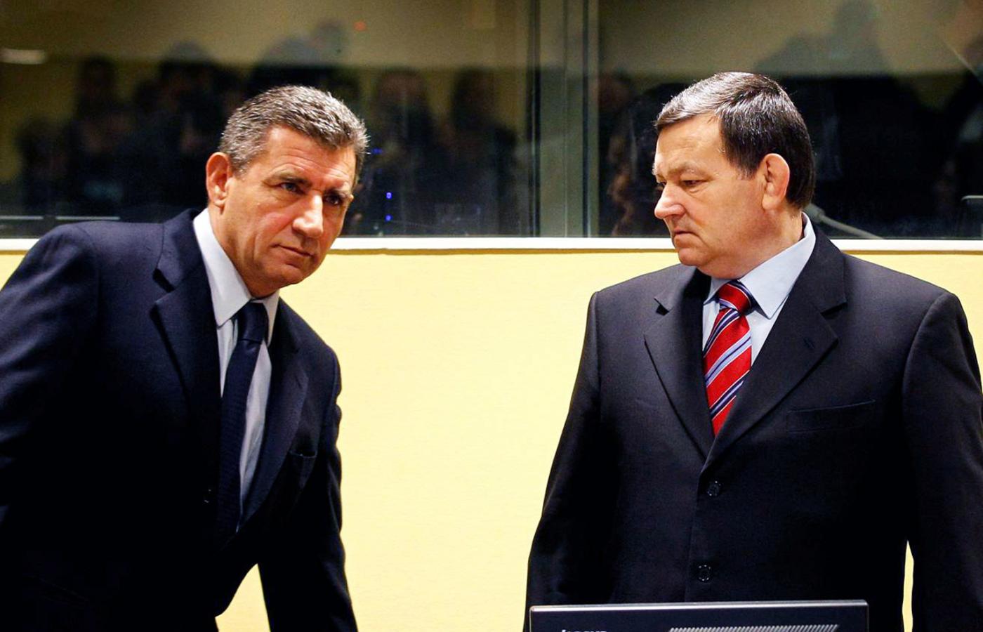Generałowie: Gotovina (z lewej) i Markač przed Międzynarodowym Trybunałem Karnym dla Byłej Jugosławii