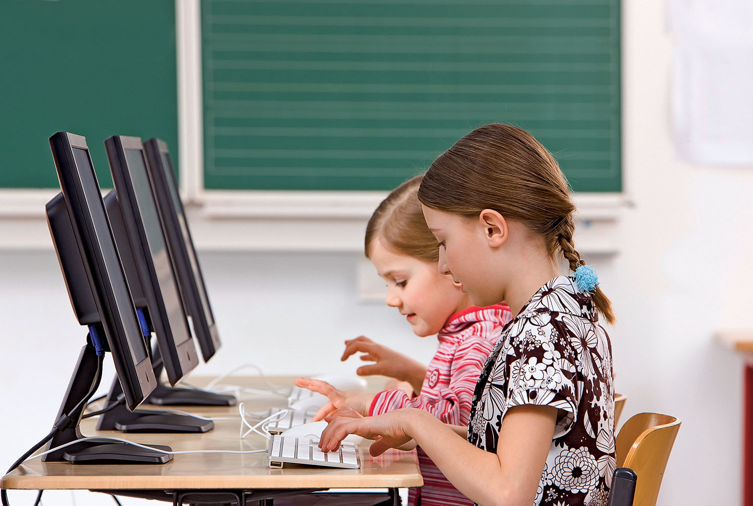 Компьютерный урок в школе. ИКТ В школе. Компьютер для школьника. Информационные технологии в школе. Компьютерные технологии в образовании.