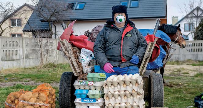 Chleb jeszcze wozi konkurencyjny dla sklepiku busik, lecz kierowcy boją się monet.