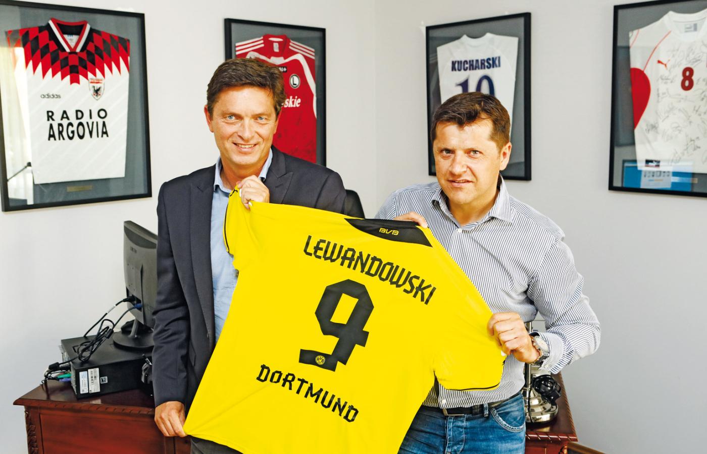 Mariusz Siewierski i Cezary Kucharski zajmują się piłkarską karierą Roberta Lewandowskiego.