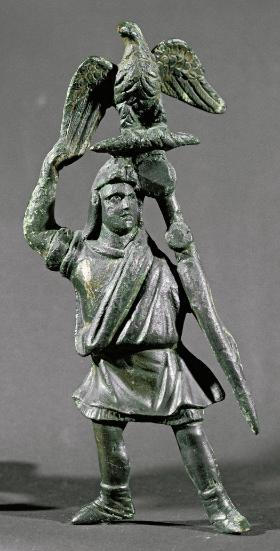 Żołnierz rzymski z orłem, symbolem legionu; statuetka z brązu, I w. n.e.