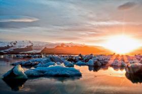 Lód w Arktyce topnieje, co jest zarówno skutkiem, jak i przyczyną wzrostu temperatur na Ziemi.