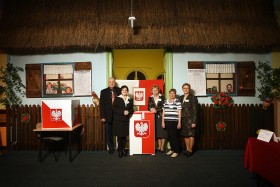 Wybory Samorządowe 2010. Żyrardów, OKW nr 11  w przedszkolu. Od lewej: Marek Lipiński, Agnieszka Tomaszewska-Cuper,  Bożena Wierzchoń, Anna Soboń, Janina Kornacka.