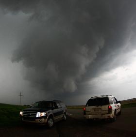 Tornado nadciąga. Uderzenie nastąpiło ok. godziny 16 po południu.