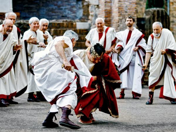 Grupa rekonstrukcyjna „Gruppo Storico Romano” odtwarza zamach na Juliusza Cezara z roku 44 p.n.e.