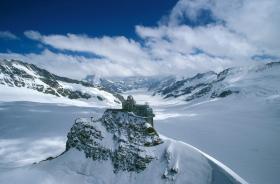Szczyt Jungfrau – nazywany dachem Europy. Trzeci co do wielkości szczyt Alp Berneńskich (4158 m n.p.m.), który wraz ze szczytem Bietschhorn i lodowcem Aletsch został wpisany na listę światowego dziedzictwa UNESCO. I ten dach możemy z okien kolei podziwiać w całej rozciągłości.