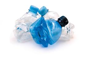 Plastikowe butelki po przedostaniu się do środowiska nie powodują jego skażenia. Jedynie zaśmiecają je.