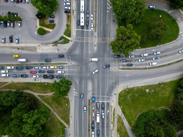 Zasady pierwszeństwa na skrzyżowaniach – czy na pewno wszystkie pamiętasz?